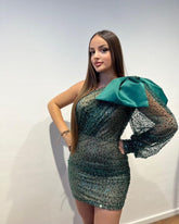Vestido de fiesta ajustado de manga larga con lentejuelas y un hombro corto de diseñador